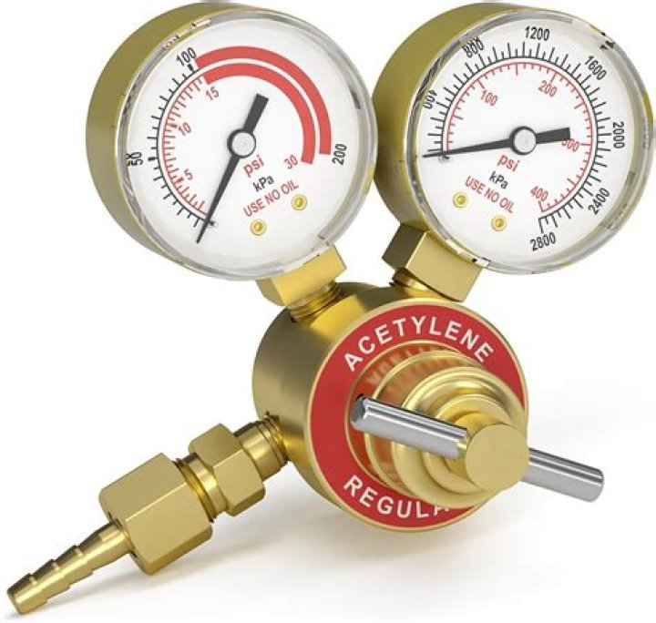 How do you adjust oxygen and acetylene gauges